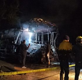 बस र ट्रक ठोक्किँयो: तीन जनाको मृ त्यु, १५ जनाभन्दा बढी घा इ ते
