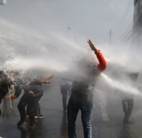 बानेश्वरमा प्रहरी र प्रदर्शनकारीबीच भिडन्त, अश्रुग्यास र पानीको फोहोरा प्रहार