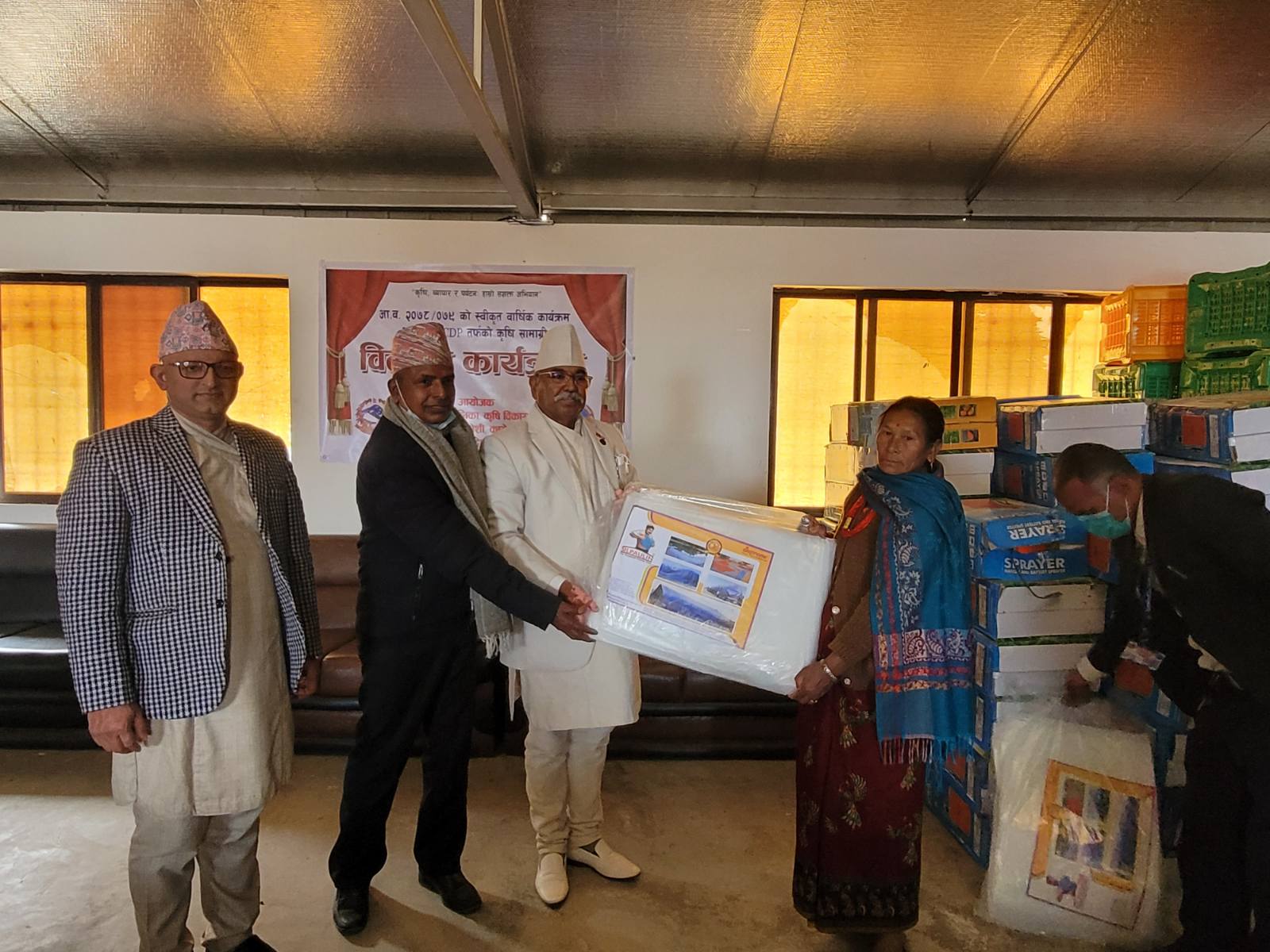 काभ्रेको नमोबुद्धका किसानलाई कृषि सामग्री वितरण