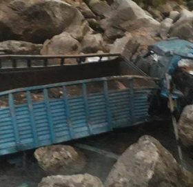 टिपर पल्टिँदा दुई जनाको मृ त्यु,  दुई घा इ ते