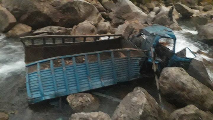 टिपर पल्टिँदा दुई जनाको मृ त्यु,  दुई घा इ ते