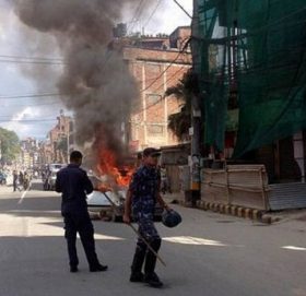 दूधको गाडी र बसमा तो ड फो ड, ६ जना बन्दकर्ता प क्रा उ