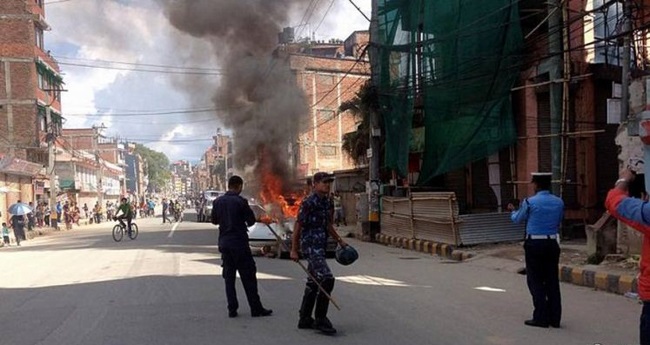 दूधको गाडी र बसमा तो ड फो ड, ६ जना बन्दकर्ता प क्रा उ