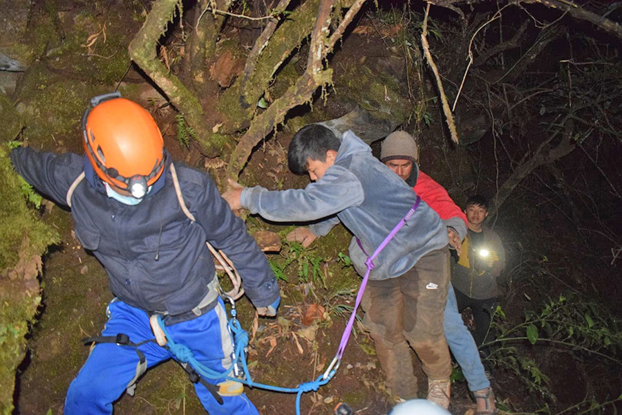 चन्द्रागिरीमा हिउँ खेल्न जाँदा हराएका पाँच जनाको उद्धार