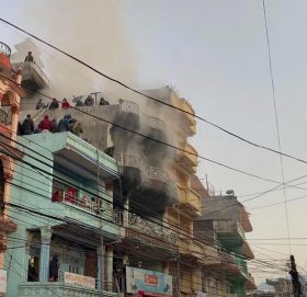चप्पल गोदाममा आगलागी‚ एकजना घा इ ते
