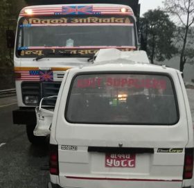 टिपर र भ्यान ठोक्किँदा आमाछोराको मृ त्यु