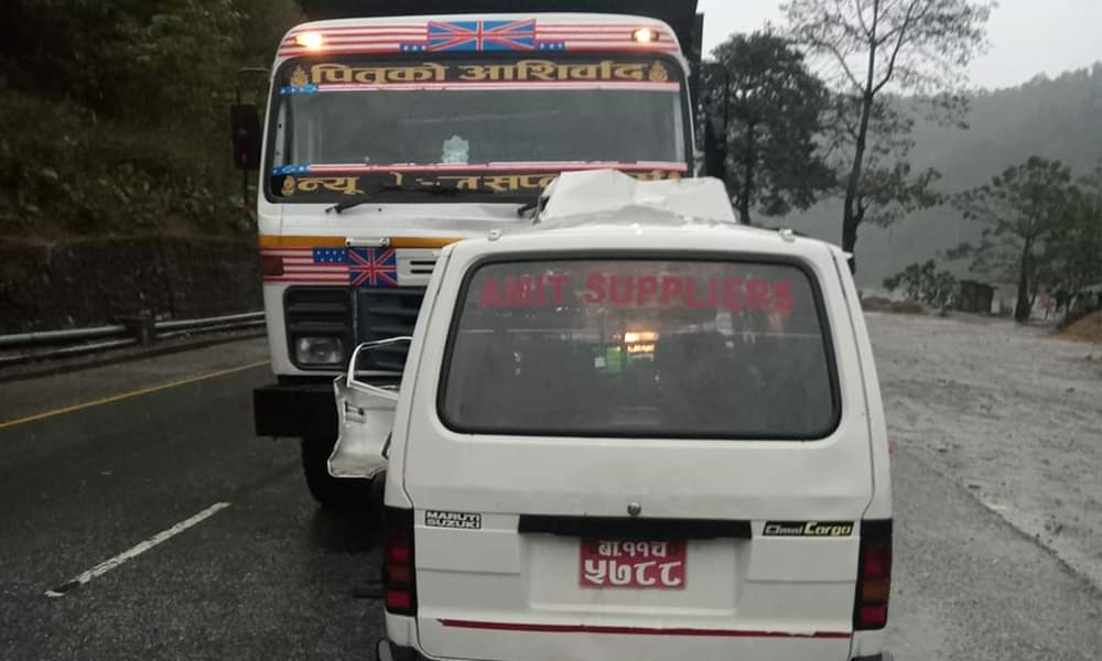 टिपर र भ्यान ठोक्किँदा आमाछोराको मृ त्यु