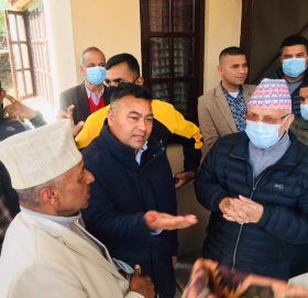 एमाले काभ्रेका अध्यक्ष ब्याञ्जु काँग्रेसका यूवा नेता लिएर पुगे ओली निवास