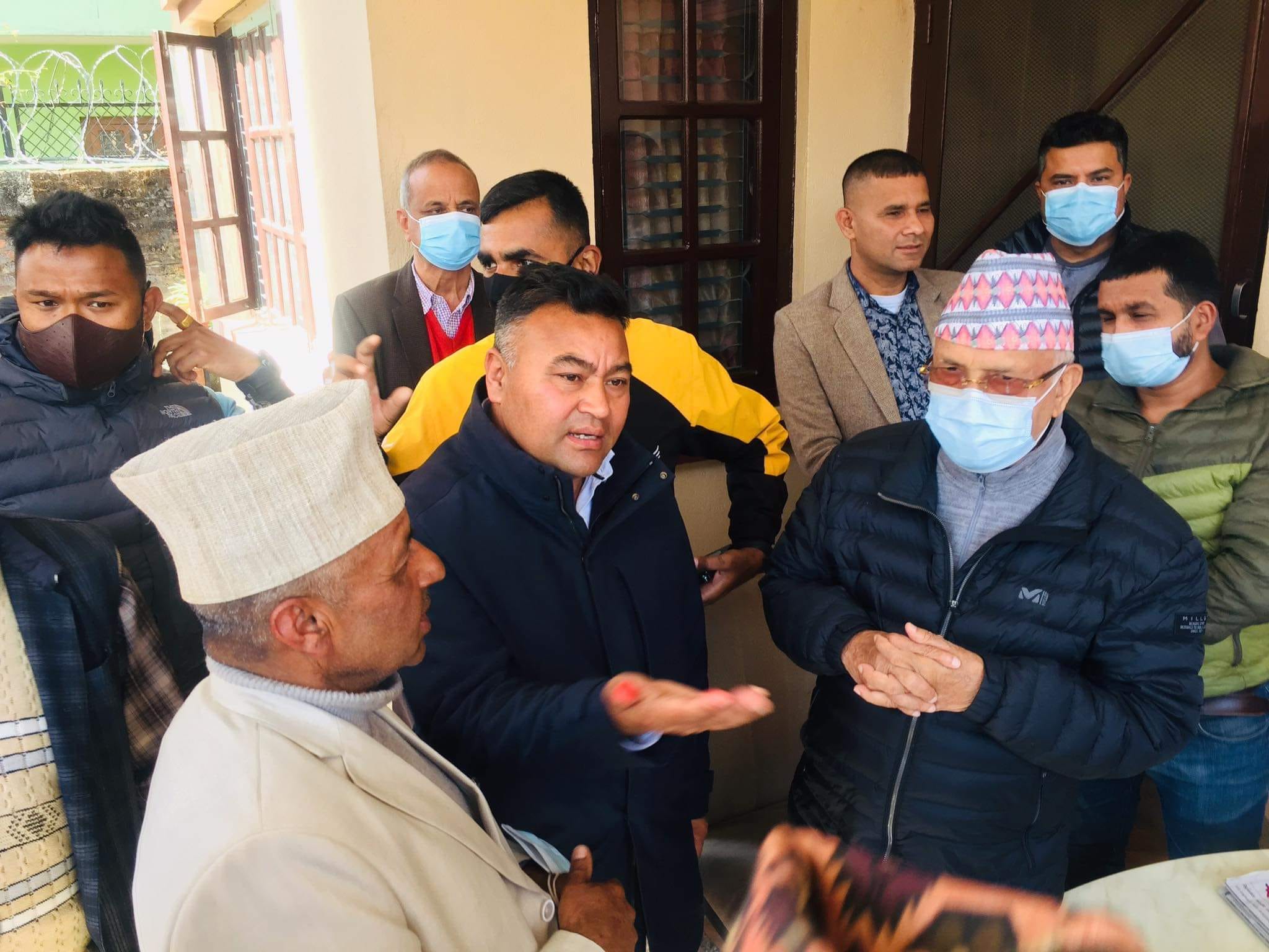 एमाले काभ्रेका अध्यक्ष ब्याञ्जु काँग्रेसका यूवा नेता लिएर पुगे ओली निवास