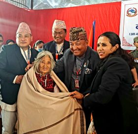 असल सन्तानलाई “श्रवण कुमार” पुरस्कारद्धारा रोशीले गरे सम्मान