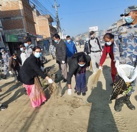 सेना दिवस : काभ्रेका सिडियो,एसपी देखि नगर प्रमुखसम्म कुचो बोकेर सडकमा