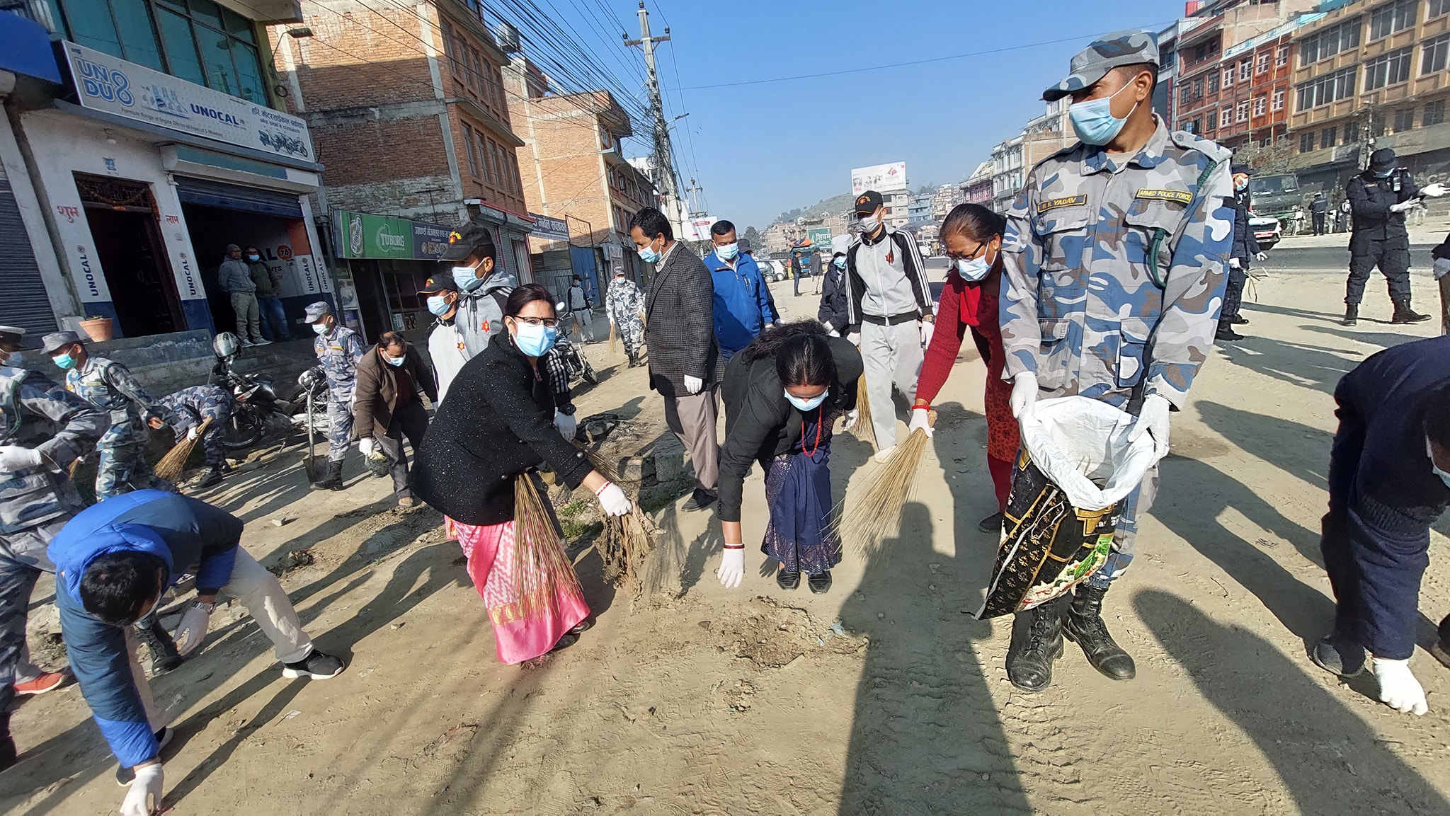 सेना दिवस : काभ्रेका सिडियो,एसपी देखि नगर प्रमुखसम्म कुचो बोकेर सडकमा