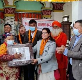 धुलिखेलका जेष्ठ नागरिकलाई ब्लाङकेट वितरण