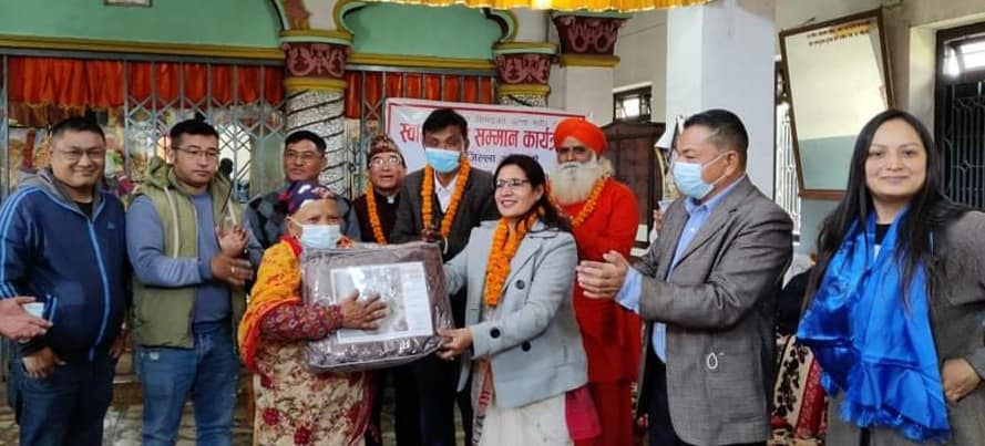 धुलिखेलका जेष्ठ नागरिकलाई ब्लाङकेट वितरण