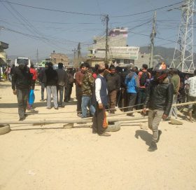 काभ्रेको बनेपा-पनाैती सडक अबरुद्ध, स्थानीय उत्रिय सडकमा