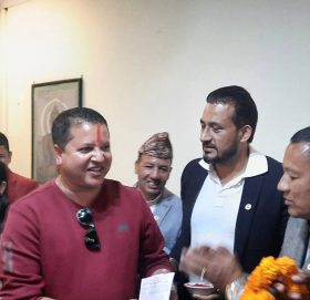 धुलिखेल ८ का वडा अध्यक्ष निराजन जङ्गम काँग्रेसमा प्रवेश