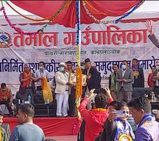 प्रधानमन्त्री देउवाद्धारा काभ्रेका छोइसाङ लामा सम्मानित