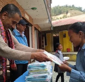 काभ्रेको जागृति विद्यालयको विद्यार्थीहरुलाई स्टेशनरी सामग्री वितरण