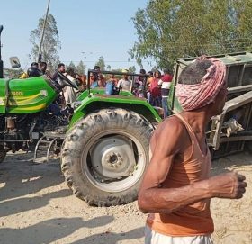 ट्याक्टरको ठ क्क रबाट एकजनाको मृ त्यु, दुईको अवस्था ग म्भी र