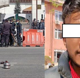 संसद भवन अगाडि ‘ब म’ राख्ने काभ्रेका एक जना प क्रा उ