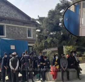 धुलिखेल अस्पतालको लापारबाहीले दुई वर्षिया बालिका मृ त्यु,आफन्तले गरे अस्पताल तोडफोड