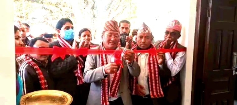 मण्डनदेउपुर नगरपालिकाको रानीटारमा आधारभूत स्वास्थ्य केन्द्र उदघाटन