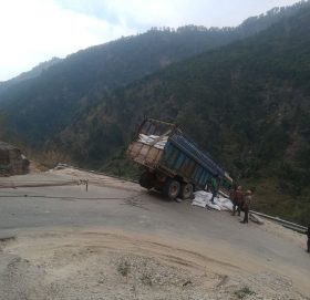 मालवाहक ट्रक सडकमा अड्कियाे