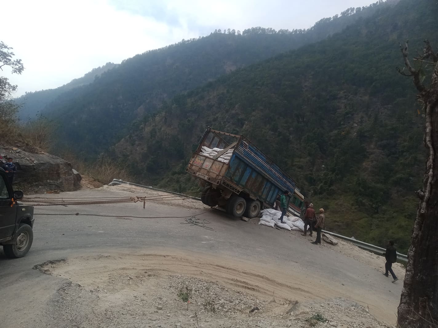 मालवाहक ट्रक सडकमा अड्कियाे