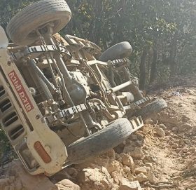 बोलेरो दु र्घ ट ना:  ५ जना  घा इ ते, चालक फरार