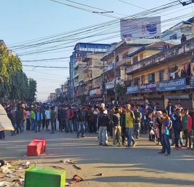 प्र ह री र प्र द र्शनकारीबीचको झ ड प, वीरेन्द्रनगर तनावग्रस्त