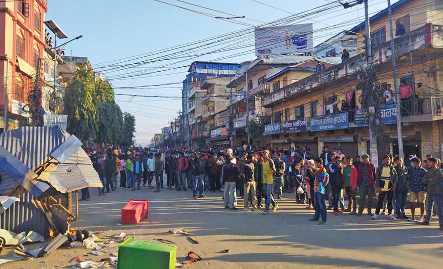प्र ह री र प्र द र्शनकारीबीचको झ ड प, वीरेन्द्रनगर तनावग्रस्त
