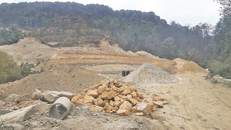 प्लानिङको ढिस्कोमा पुरिएर काभ्रेका दुई जनाको मृत्यु