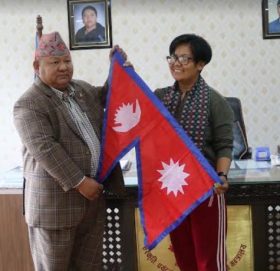 काभ्रे रोशीकी सर्मिलाले कञ्चनजङ्घा हिमाल आरोहण गर्ने