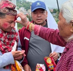 धुलिखेल नगरको मेयरका उम्मेरदवार विदुर बस्नेतलाई आर्शिवाद लिन भ्याईनभ्याई