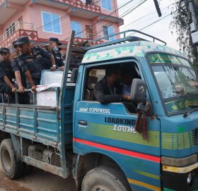 काभ्रेको धुलिखेलमा मतदान सकियो, मतपेटिका शैक्षिक तालिम केन्द्रमा आउन सुरु