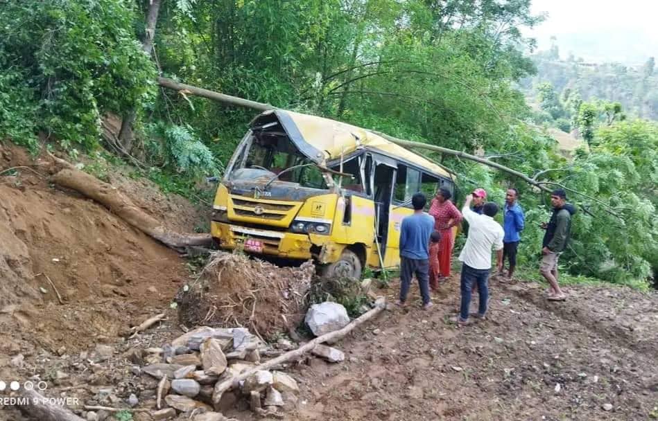 काभ्रेमा स्कुल बस दुर्घटना