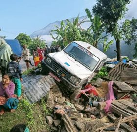 एम्बुलेन्स पल्टेर किच्दा एक जनाको मृत्यु