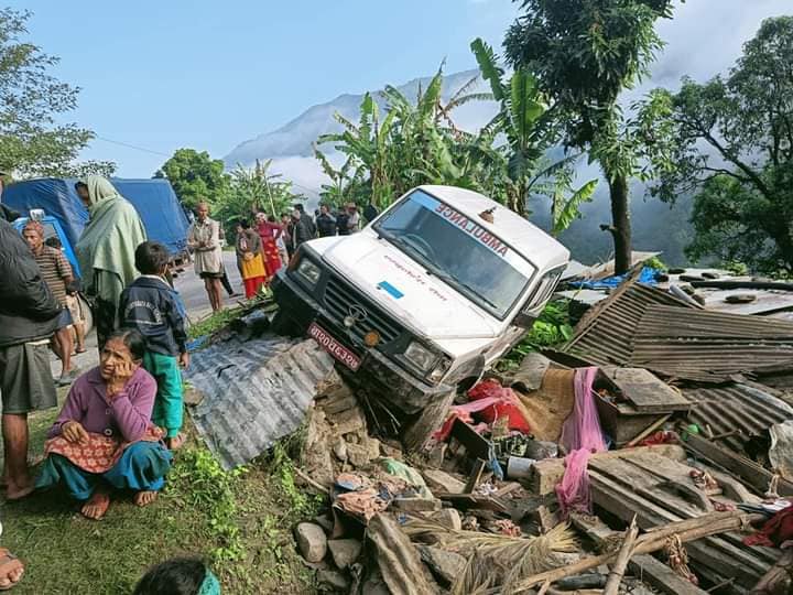 एम्बुलेन्स पल्टेर किच्दा एक जनाको मृत्यु