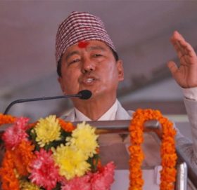 काभ्रे आएका लिङ्देनले भने, भोट हलोमा हाल्नु्स् ,ठूला पार्टीको ढ्वाङ खाली गर्नुस्