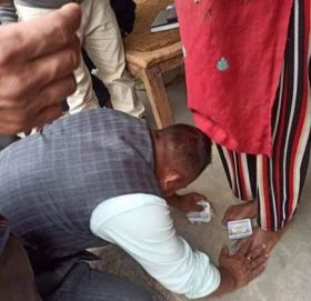 पैसा राखेर खुट्टा ढोगेको फोटोको वास्तविकता यस्तो छ (भिडियोसहित)
