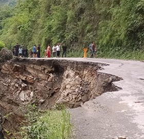 पृथ्वी राजमार्गमा सडक भाँसिदा यात्रु अलपत्र