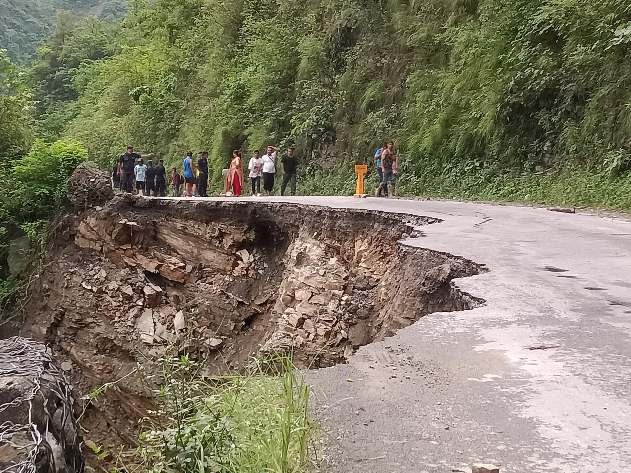 पृथ्वी राजमार्गमा सडक भाँसिदा यात्रु अलपत्र