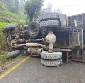 काभ्रेमा टिपर पल्टियो
