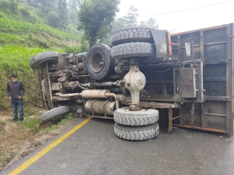 काभ्रेमा टिपर पल्टियो