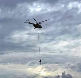 प्रसारण लाइनको तारमा पुगेर दिनभर ‘तनाव दिएका’ व्यक्तिको उद्धार