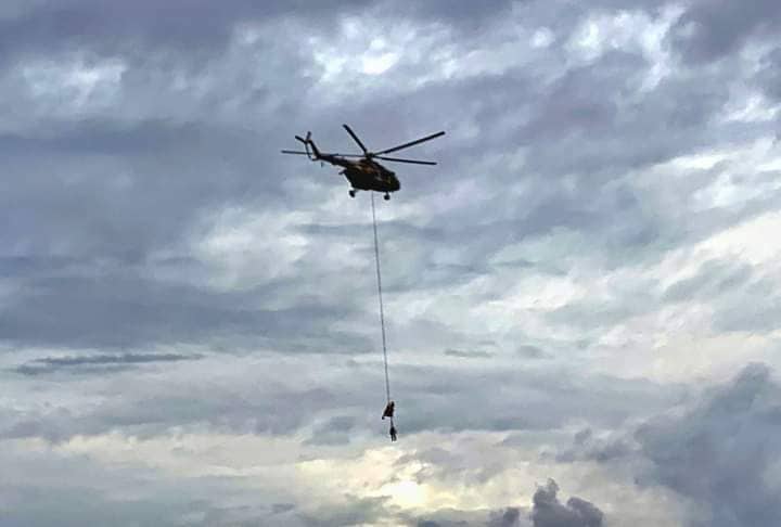 प्रसारण लाइनको तारमा पुगेर दिनभर ‘तनाव दिएका’ व्यक्तिको उद्धार