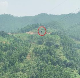 प्रशारण लाइनमा झुन्डिएका माइलाको उद्धार गर्न ककनी उड्यो सेनाको हेलिकप्टर