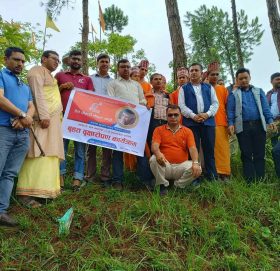 प्रेस चौतारी काभ्रेले वृक्षारोपण गरेर सम्झियो मदन भण्डारीको जन्म दिन