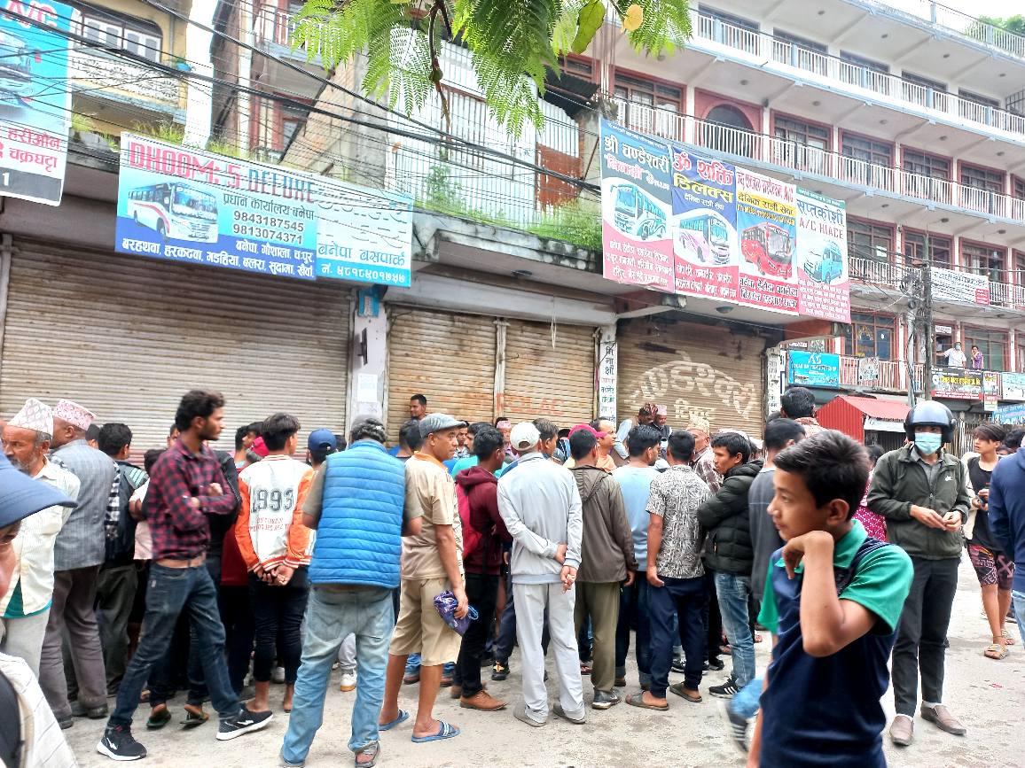 ठेकदारले भाडा नदिदा बनेपा नगरले लगायो सटरमा ताला, व्यवसायी आन्दोलित