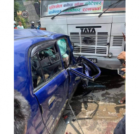 काभ्रेमा कार र बस ठोक्किदा एक जनाको मृत्यु, तीन जना गम्भिर घाईते